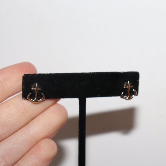 Beautiful gold anchor post earrings .5" - Picture 2 of 4